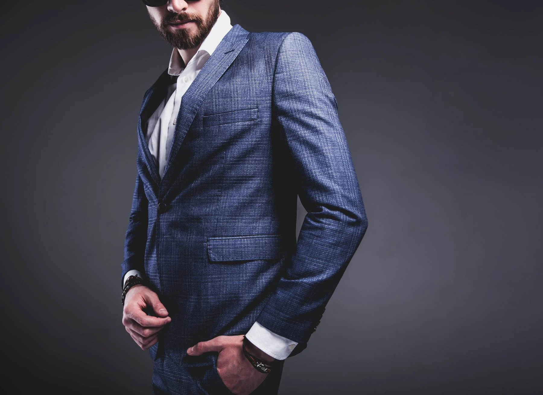 چگونه از چروک شدن کت و شلوار رسمی جلوگیری کنیم؟