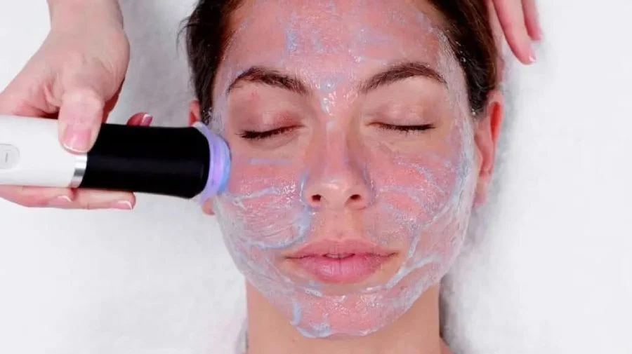 میکرودرم یا هیدروفیشیال؛ کدام روش برای پاک‌سازی پوست مناسب‌تر است؟